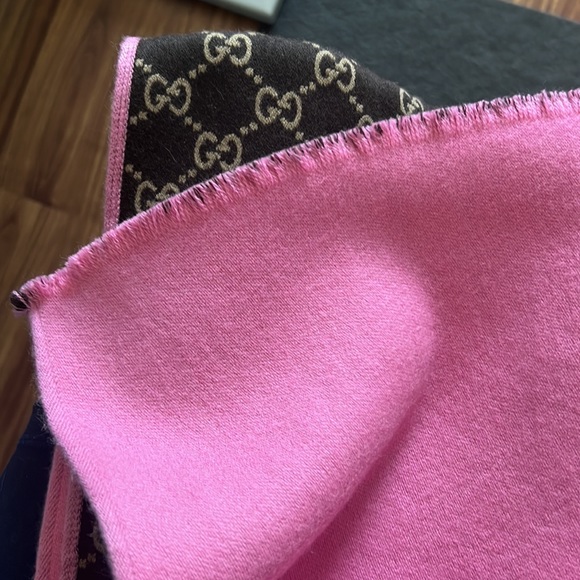 Gucci double sided scarf π§£ - Picture 2 of 2
